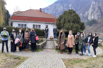 46 godina od smrti velikog pisca: Položeno cvijeće na spomenike Ivi Andriću (FOTO)
