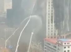 Nad gradom se nadvio gust crni dim: Vatra progutala poslovni centar u Kini (VIDEO)