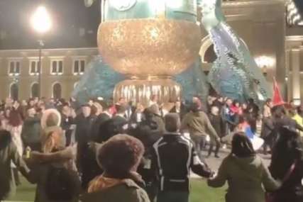 Nevjerovatna scena u Beogradu: Ljudi igrali kolo oko spomenika Stefanu Nemanji (VIDEO)