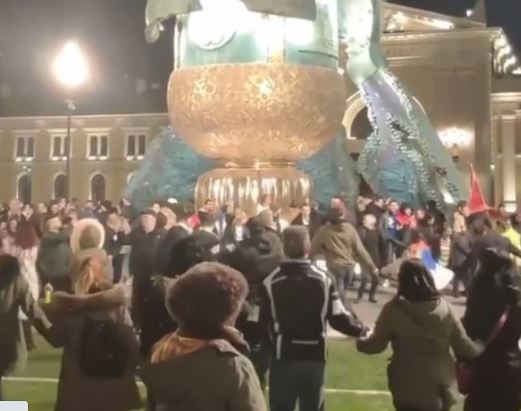 Nevjerovatna scena u Beogradu: Ljudi igrali kolo oko spomenika Stefanu Nemanji (VIDEO)