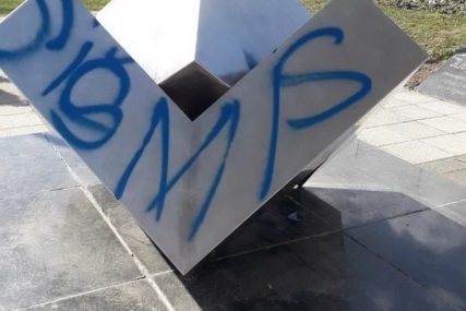 SRAMOTA Vandali išarali grafitima spomenik streljanim Srbima i Jevrejima u Kragujevcu