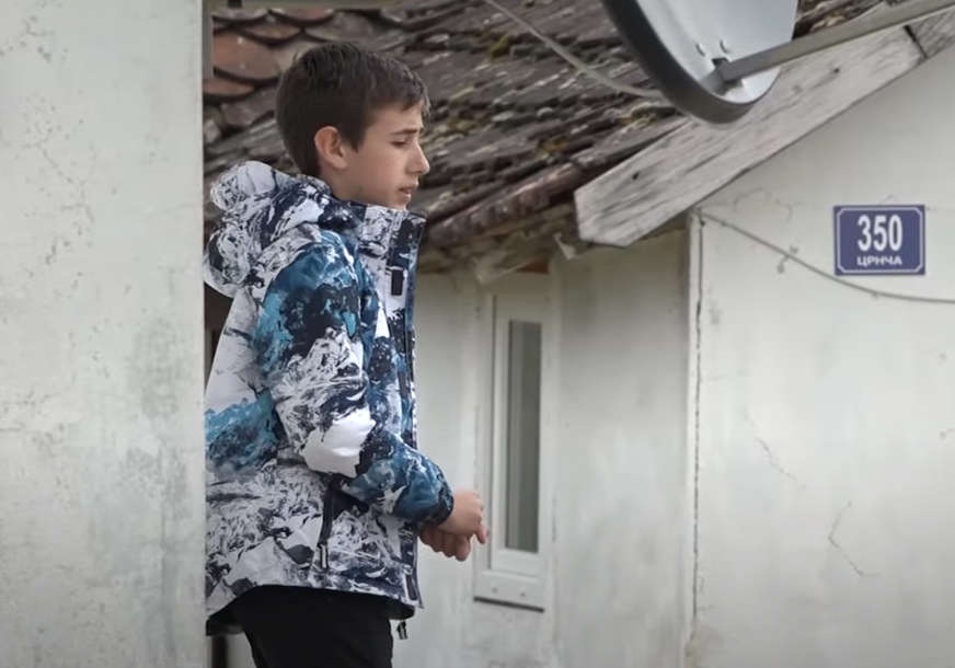 Težak život dječaka iz Dervente: Ljubiša živi sa slijepom majkom i nepokretnom bakom (VIDEO)