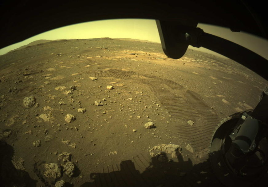 Rover "Istrajnost" se prvi put kretao površinom Marsa, objavljene snimke (VIDEO)