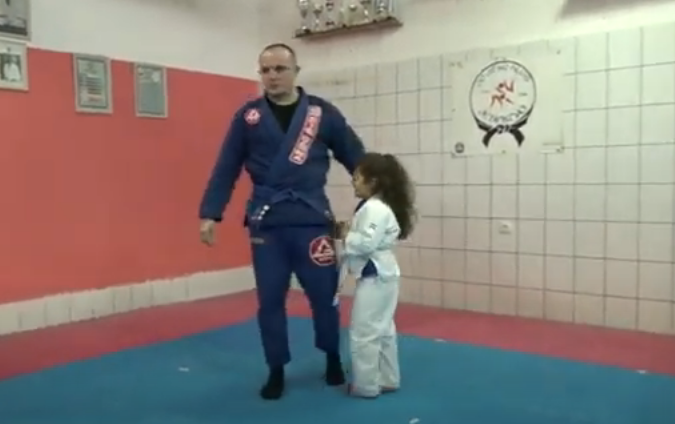 LUTKICE ZAMIJENILA BORILAČKIM SPORTOM Tata i kćerka iz Doboja dva puta sedmično treniraju džiu džicu (FOTO, VIDEO)