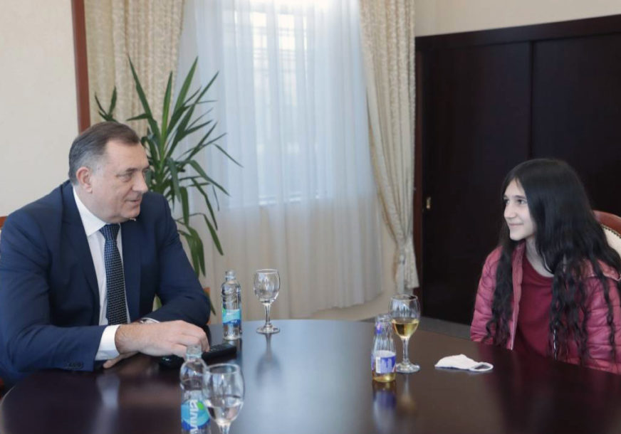 “Želim da upišem Fakultet dramskih umjetnosti” Dodik uručio stipendiju mladoj glumici Biljani Čekić