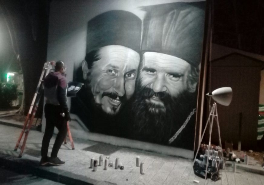 Dva prijatelja i duhovna pastira zajedno pod platanima: Mural Atanasija i Amfilohija ukrasio centar Trebinja
