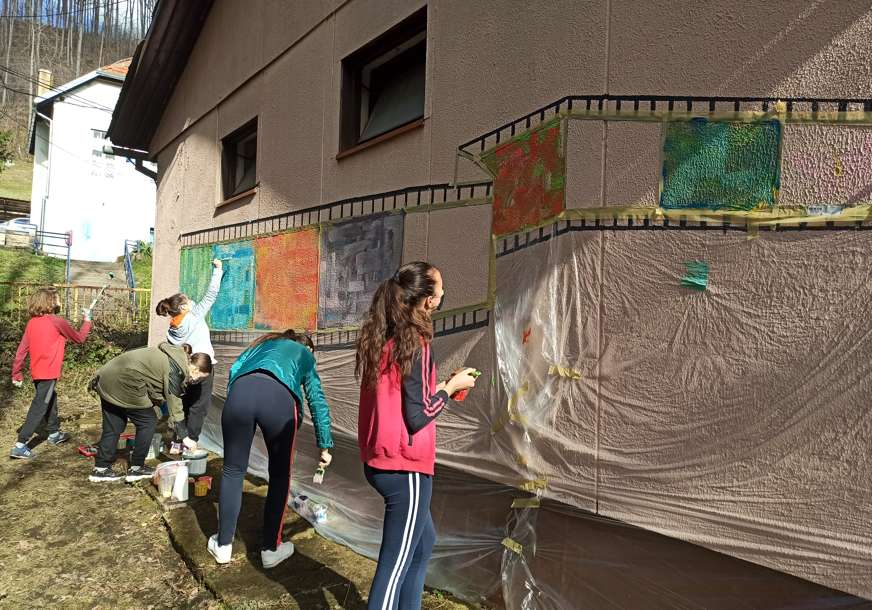 Mladi umjetnici oslikavaju Prijedor: Muralima podsjetili na zlatno doba grada (FOTO)