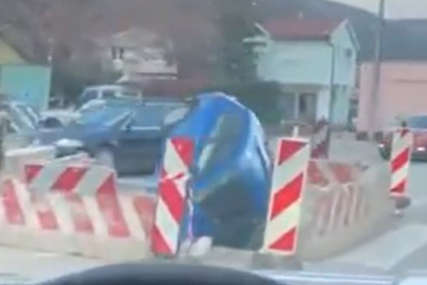 Neobična nesreća u Mostaru: Automobil upao u rupu na putu (VIDEO)