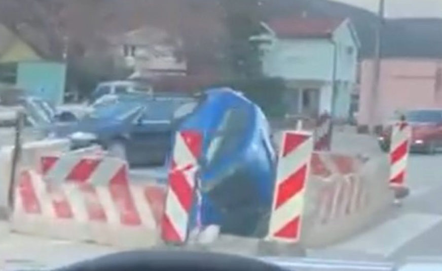 Neobična nesreća u Mostaru: Automobil upao u rupu na putu (VIDEO)
