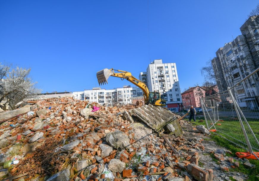 "NEMA NOVIH RADOVA" Počeo planirani odvoz građevinskog otpada kod nekadašnjeg kina "Kozara" (FOTO)