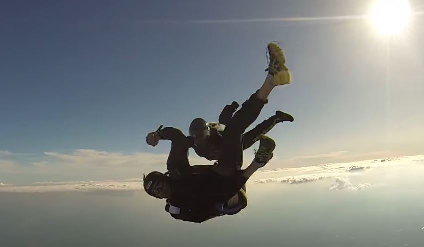 SPAS U ZADNJI ČAS Muškarac nije uspio otvoriti padobran, instruktor mu priškočio u pomoć (VIDEO)
