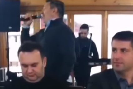 U Palama političare i direktore zabavljao Šerif Konjević, prisutni tvrde da je snimak star više od godinu dana (VIDEO)