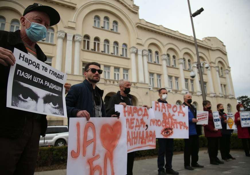 Promjene u budžetu predstavljaju sabotažu Građani Banjaluke ispred Gradske uprave dali podršku Stanivukoviću (FOTO)