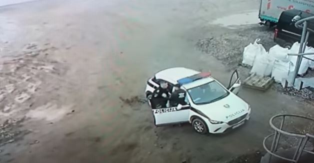 Incident snimljen: Policajac tukao mladića u krugu firme kod Visokog (VIDEO)