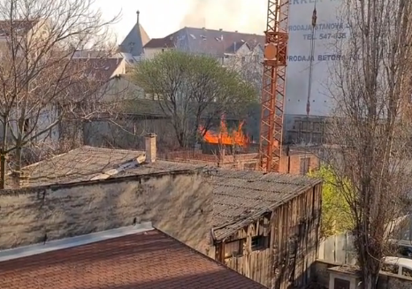 Požar u Novom Sadu: Gorjele automobilske gume i katran (VIDEO)