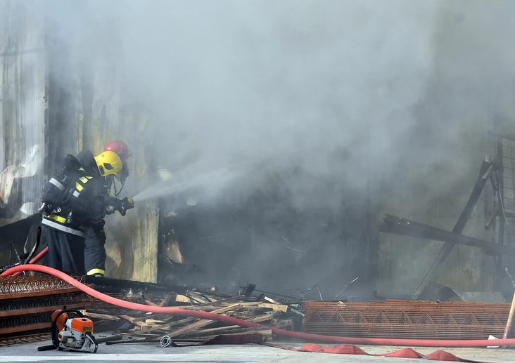 POŽAR U GACKU Nakon roštiljanja izgorjele dvije kuće (VIDEO)