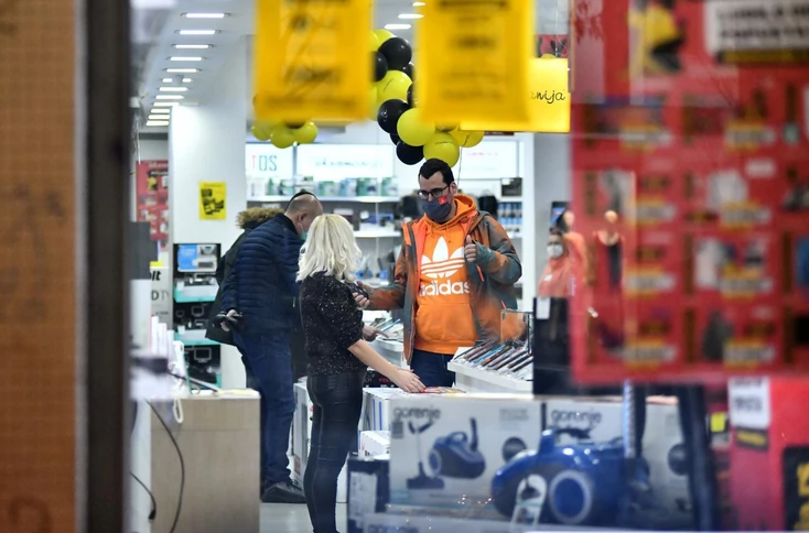 "ŽIVJEĆE OVAJ NAROD" Jedna prodavnica iz Čačka pronašla način kako zaobići mjere Kriznog štaba (FOTO)