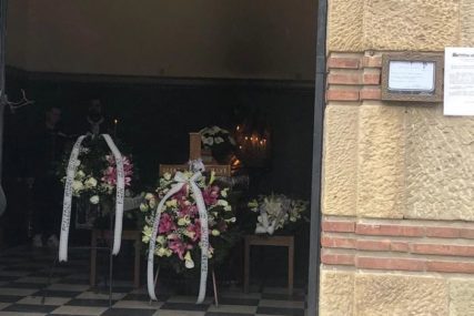 Sin Andrej neutješan u kapeli prima saučešća: Porodica ispraća Sanju Ilića na vječni počinak