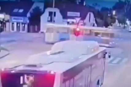 Projurio kroz crveno, "za dlaku" izbjegao autobus, pa se OKRETAO PO PUTU (VIDEO)