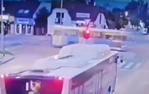 Projurio kroz crveno, "za dlaku" izbjegao autobus, pa se OKRETAO PO PUTU (VIDEO)