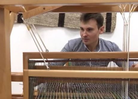 Za razbojem spaja moderno i tradicionalno: Nekada je ovo bio muški zanat, a danas ga radi samo Slobodan (FOTO)