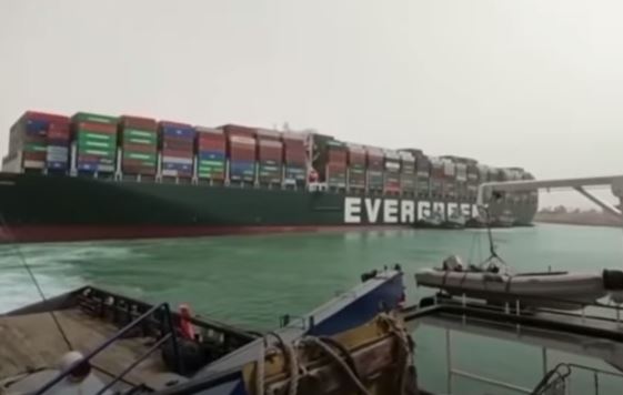 Saobraćaj još nije uspostavljen: Pokrenuo se brod koji je blokirao Suecki kanal (VIDEO)