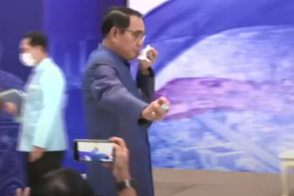 Tajlandski premijer PRSKAO NOVINARE sprejom za dezinfekciju (VIDEO)