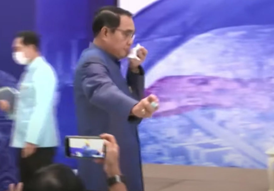 Tajlandski premijer PRSKAO NOVINARE sprejom za dezinfekciju (VIDEO)
