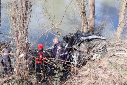 SUVOZAČ IZLETIO KROZ ŠOFERŠAJBNU Pronađeno tijelo drugog mladića iz automobila koji je sletio u rijeku