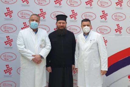 Vladika Sergije posjetio UKC RS: Medicinarima dao podršku, pacijentima poželio BRZ OPORAVAK