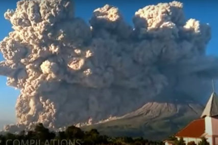 Erupcija vulkana Merapi i Sinabung u Indoneziji: Pepeo letio i do pet kilometara u vazduh (VIDEO)