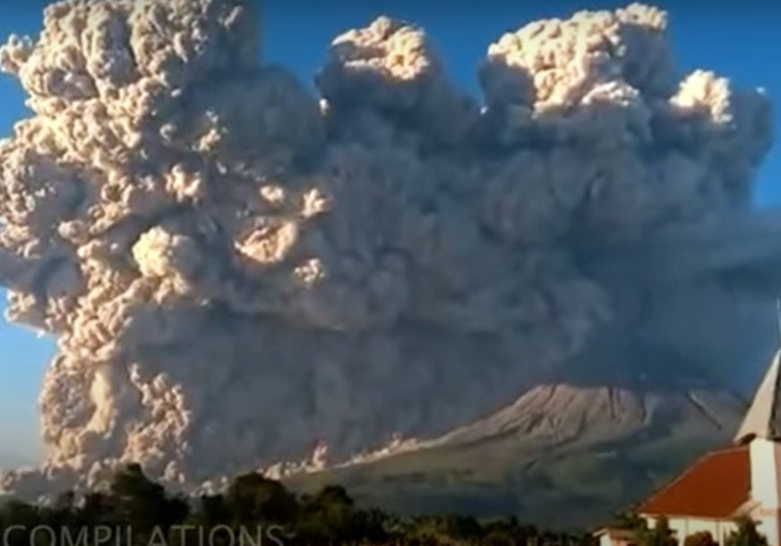 Erupcija vulkana Merapi i Sinabung u Indoneziji: Pepeo letio i do pet kilometara u vazduh (VIDEO)