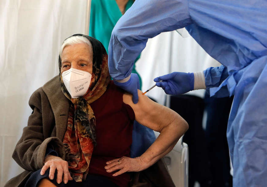 PRIMILA DRUGU DOZU Rumunka stara 104 godine najstarija vakcinisana osoba u Bukureštu