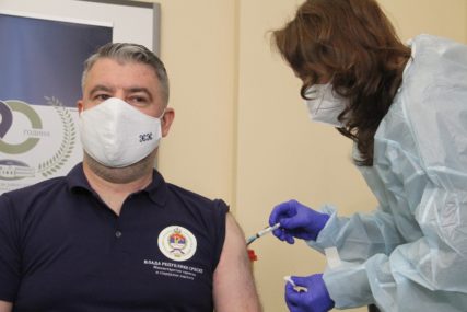 “Imunizacija izuzetno značajna” Ministar Šeranić primio prvu dozu vakcine protiv virusa korona (FOTO)