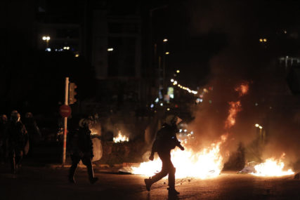 Neredi na ulicama Atine: Policajac teško povrijeđen u sukobu sa demonstrantima