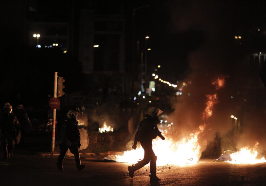 Neredi na ulicama Atine: Policajac teško povrijeđen u sukobu sa demonstrantima
