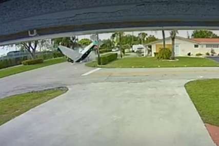 Kamera na vratima kuće uhvatila trenutak: Avion pao na automobil, poginulo dvoje ljudi  (VIDEO)