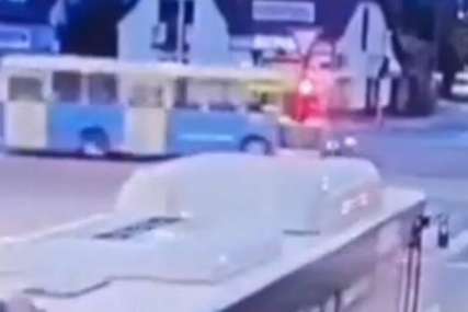 Divljao za volanom, pa ugrozio mnoge: Bahati vozač prošao kroz crveno, izbjegao sudar sa autobusom u posljednjoj sekundi (VIDEO)