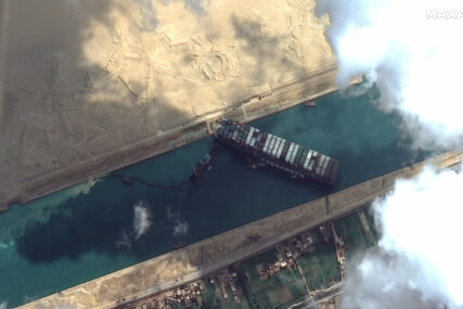 Konvoj tegljača nije mogao da pomjeri brod koji je blokirao Suecki kanal, a onda je PRIRODNA SILA umiješala prste