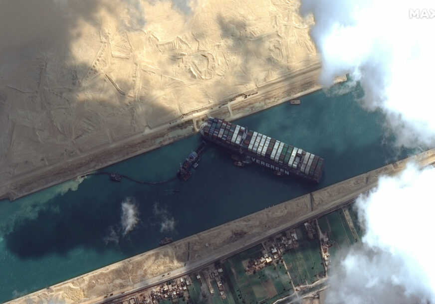 Konvoj tegljača nije mogao da pomjeri brod koji je blokirao Suecki kanal, a onda je PRIRODNA SILA umiješala prste