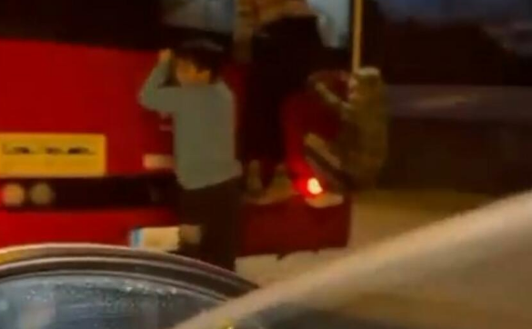 Prizor koji ledi KRV U ŽILAMA: Troje dece visi dok autobus juri, najmlađa djevojčica ima oko 3 godine (VIDEO)