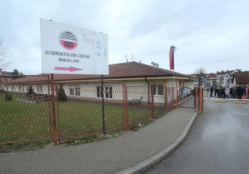 Prvu dozu primilo 35 zaposlenih: Počela vakcinacija u Gerontološkom centru u Banjaluci (FOTO)