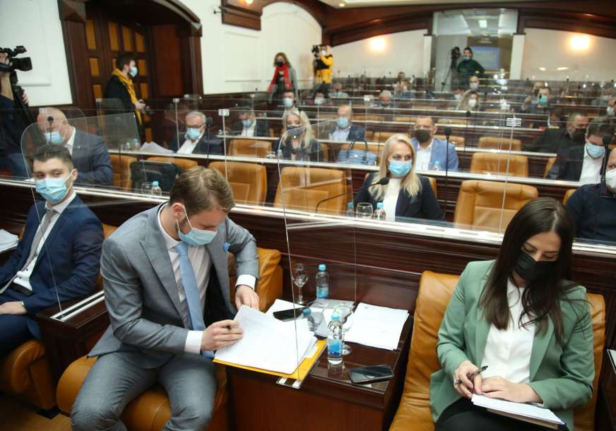 “OBMANJUJE JAVNOST” Skupštinska većina zatražila od Stanivukovića da isplati naknade porodiljama kako je i predviđeno