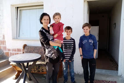 ŽUNIĆIMA POTREBNA POMOĆ Samohrana majka s troje djece živi bez struje