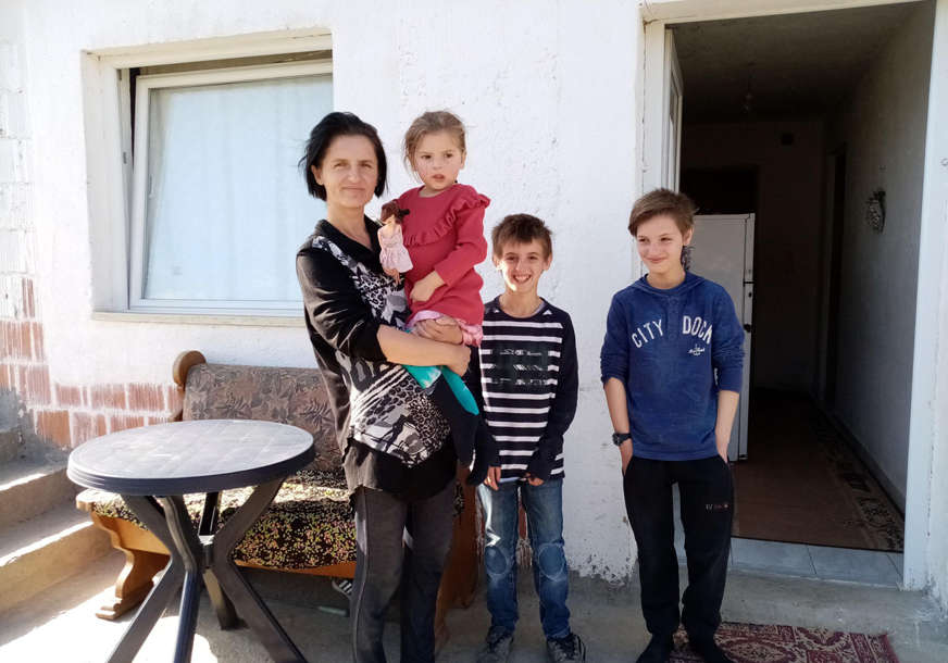 ŽUNIĆIMA POTREBNA POMOĆ Samohrana majka s troje djece živi bez struje