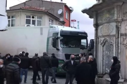 Kako mu je ovo pošlo za rukom? Kamiondžija iz Srbije napravio haos na ulicama Istanbula (VIDEO)