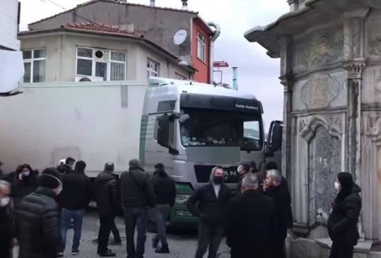 Kako mu je ovo pošlo za rukom? Kamiondžija iz Srbije napravio haos na ulicama Istanbula (VIDEO)