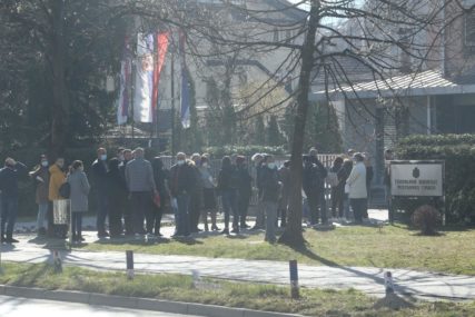 REZERVNA OPCIJA ZA BUDUĆNOST Gužve ispred konzulata Srbije u Banjaluci