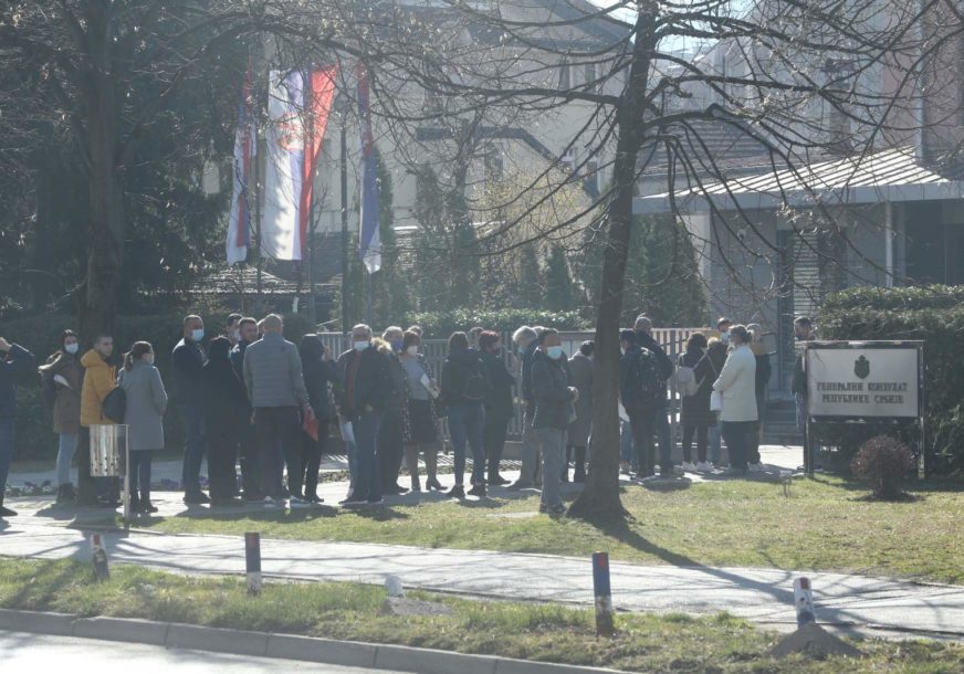 REZERVNA OPCIJA ZA BUDUĆNOST Gužve ispred konzulata Srbije u Banjaluci