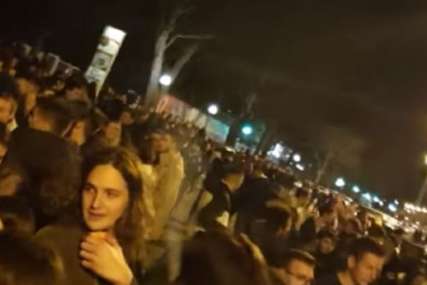 Srpski hit "Miki Milane" ori se ulicama: Mladi uprkos mjerama napravili korona žurku na otvorenom u Zagrebu (VIDEO)